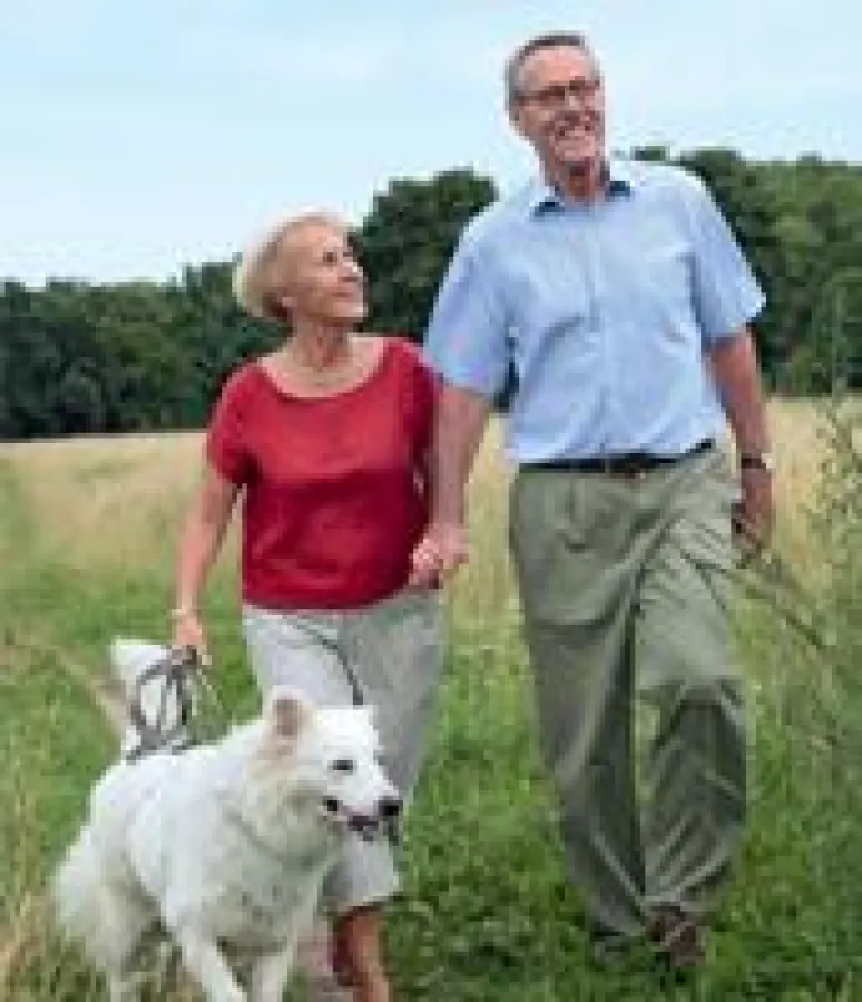 Nach einem Spaziergang durchs hohe Gras ist es empfehlenswert, sich auf Zecken abzusuchen.