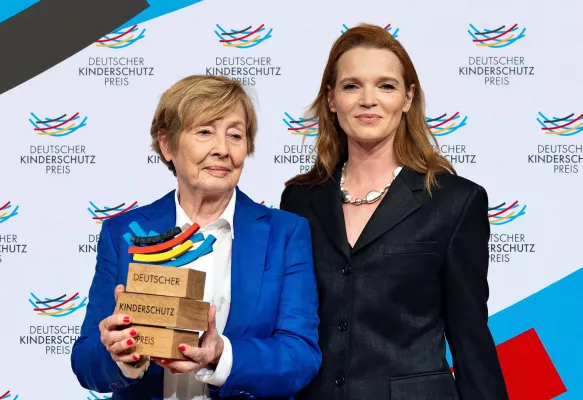 Bild: Karoline Herfurth ehrt Dr. Christine Bergmann mit Deutschem Kinderschutzpreis.