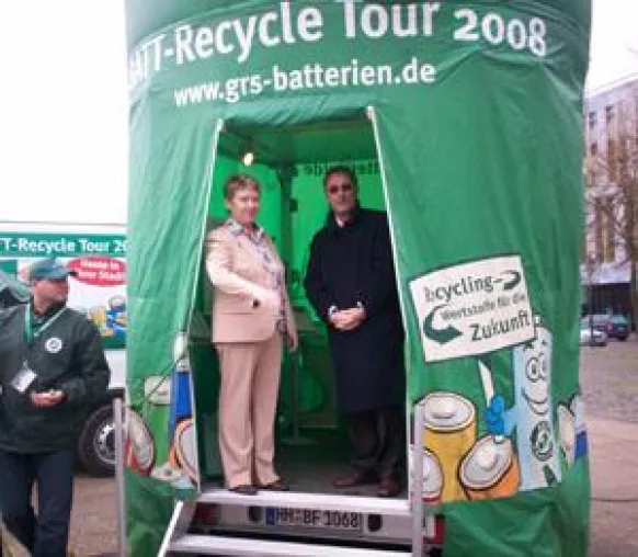 Bild: Magdeburg - Ministerin Petra Wernicke unterstützt BATT-Recycle Tour 2008 von GRS Batterien