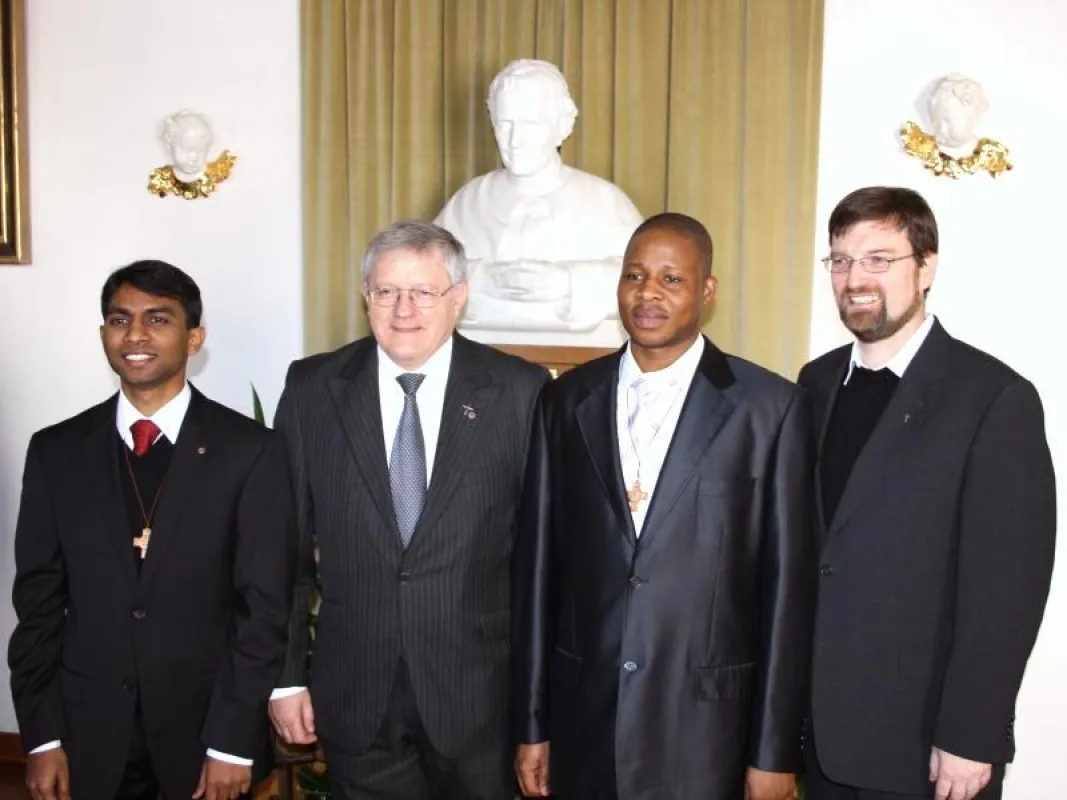 Nach der Profess, v.l.n.r.: Carlo Gaddam, Provinzial P. Josef Grünner, Trudon Tshibangu Kabamba, P. Reinhard Gesing