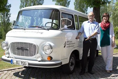 Bild: Antworten zur beruflichen Rehabilitation am weißen BARKAS in Zwickau