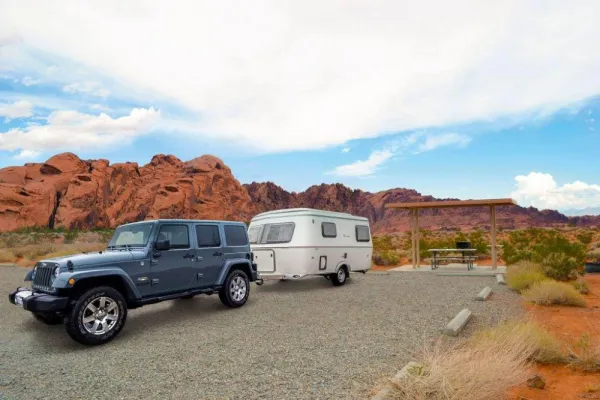 Bild: Mit leichtem Gepäck und neu bei CANUSA TOURISTIK: Im wendigen Jeep mit Wohnwagen durch den Südwesten der USA