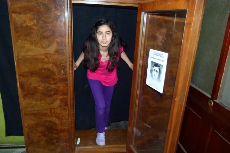 Leben wie Anne Frank - 10 Schüler tauchen mit ihrer Lehrerin in einem Versteck unter Bild: Leben wie Anne Frank - 10 Schüler tauchen mit ihrer Lehrerin in einem Versteck unter
