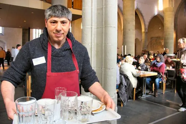 Ehrenamtlicher Einsatz in der Vesperkirche Bild: Ehrenamtlicher Einsatz in der Vesperkirche