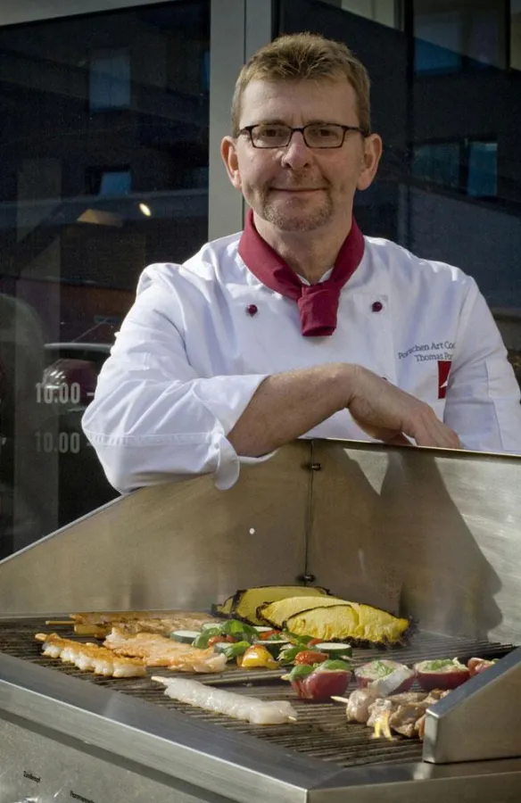 Thomas Porschen eröffnet die Grillsaison 2010.