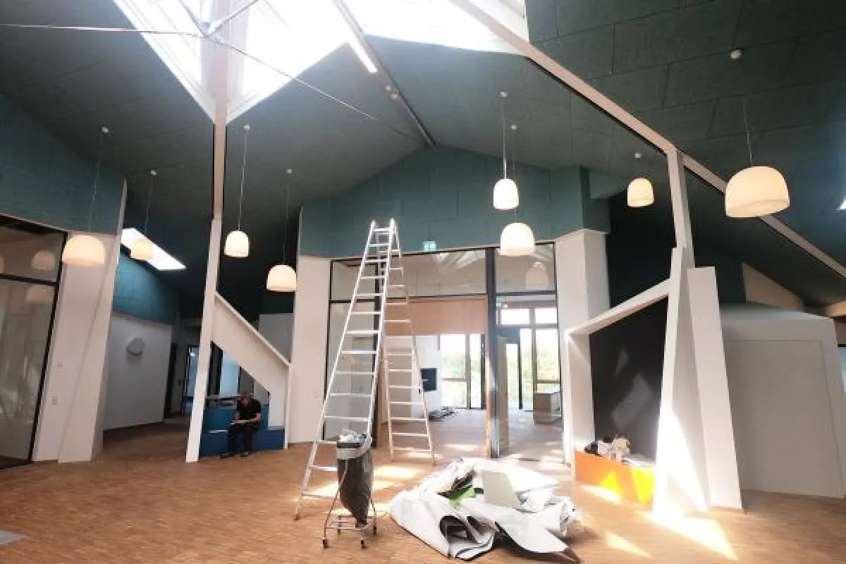 Fast fertig – das lichtdurchflutete Foyer der neuen Tagesklinik in der St. Lukas-Klinik