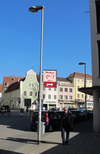 Bild: Laternenmastenwerbung entlastet Stadtverwaltungen