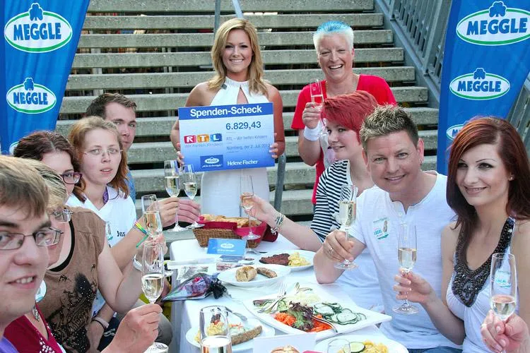 Bild: MEGGLE und Helene Fischer freuen sich über Spendensumme von 6.829,43 Euro für „RTL – Wir helfen Kindern“