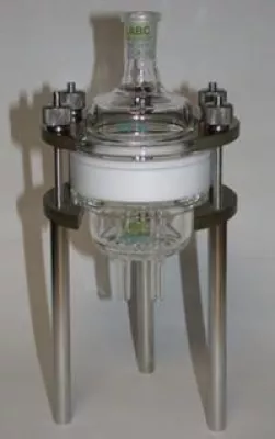 Bild: Mobiler Permeationsprüfstand nach IFA gemäß EN 374 und EN ISO 6530