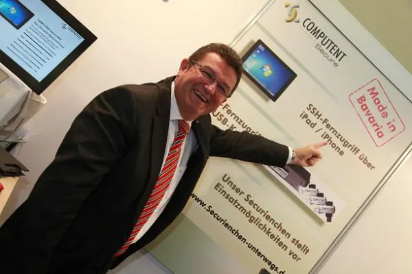 Der Bayerische Staatssekretär der Finanzen Franz Josef Pschierer am Stand der COMPUTENT GmbH it-sa 2012 Bild: Der Bayerische Staatssekretär der Finanzen Franz Josef Pschierer am Stand der COMPUTENT GmbH it-sa 2012