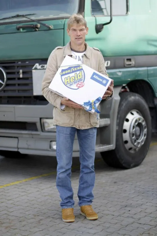 Lkw-Fahrer Kay Schmidt ist der Held der Straße des Monats Oktober