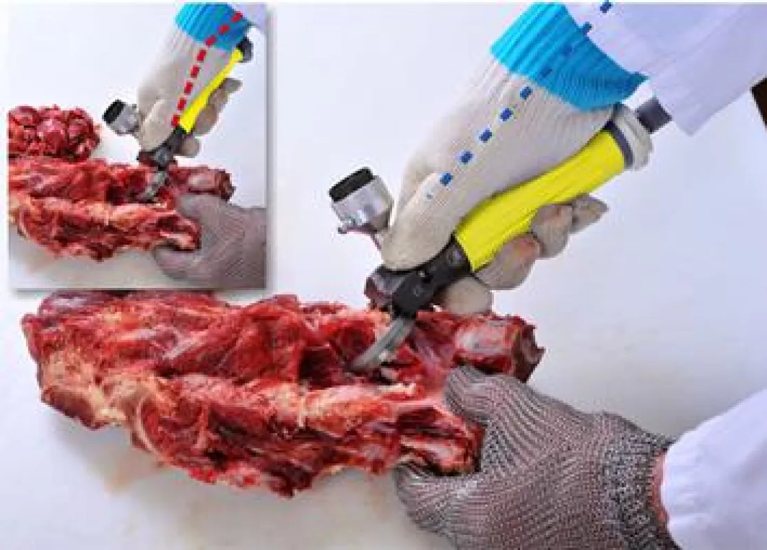 Abgewinkelte Trimmer-Klinge mit einer 15-Grad-Neigung - Entlastung des Unterarms
