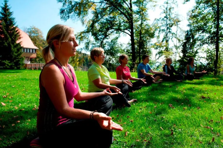 Bild: GutsAlm Harlachberg als geschätzte Location für Yogakurse im Herzen der Natur