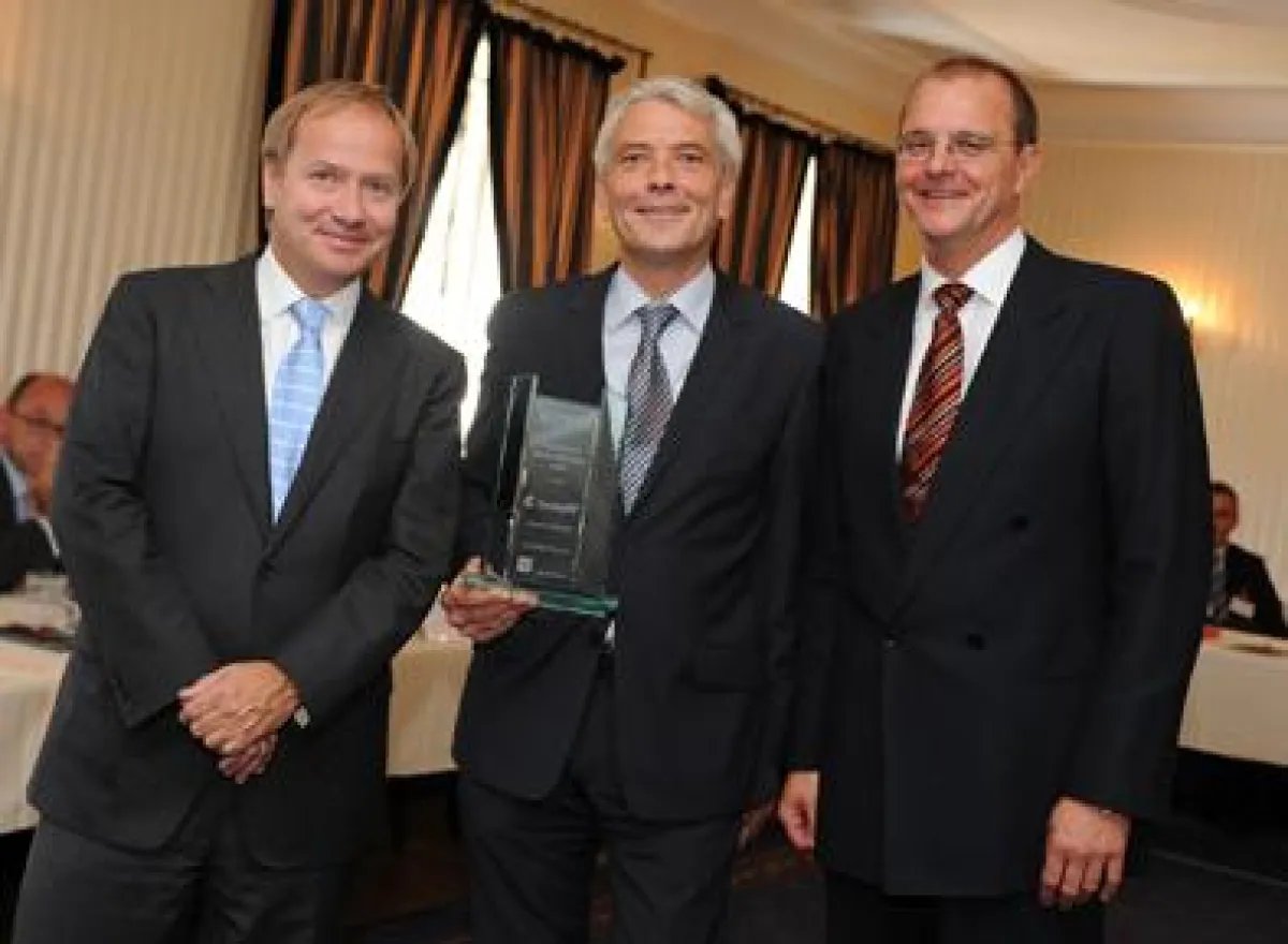 Freut sich über die Auszeichnung: CreditPlus Vorstand Heinz Tschernisch (Mitte, Foto: Autohaus)