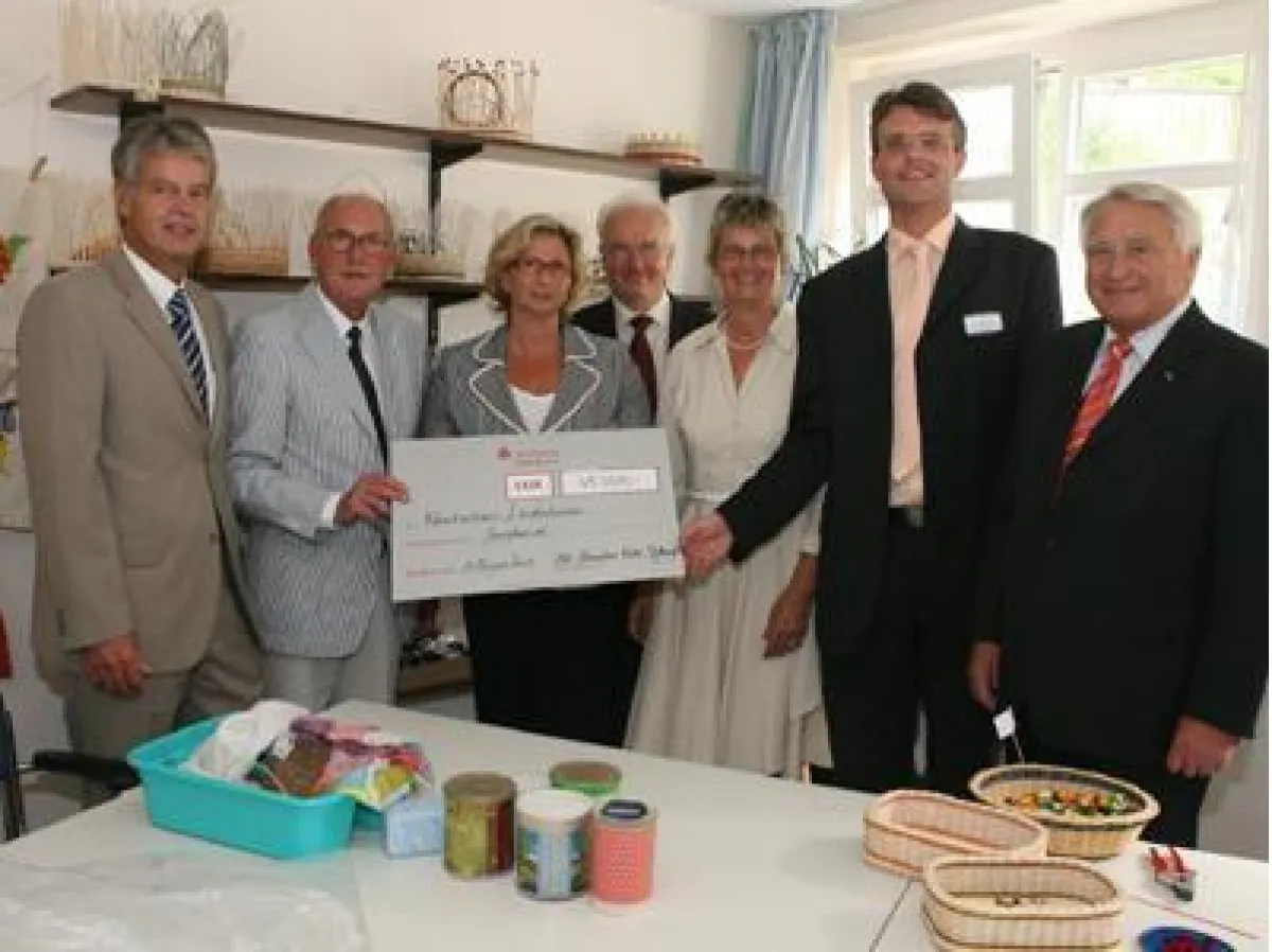 Helga Lüngen von der Hannelore Kohl Stiftung überreicht Prof. Hofferberth (2.v.li.), Rolf Harmening (hinten) und Verwaltungsdirektor Frank Schmidt (2.v.re) im Beisein der Sozialministerin und Hans-Ulr