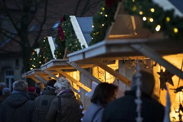 Bild: Weihnachtsmarkt auf dem historischen Gelände der Stiftung Louisenlund