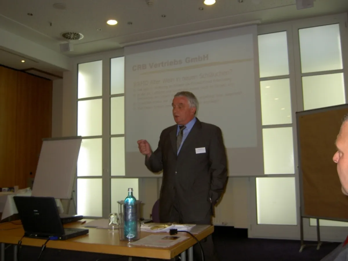 Ulrich Beckmann, Sprecher der RFID-Fachgruppe des VDEB, bei seinem Vortrag