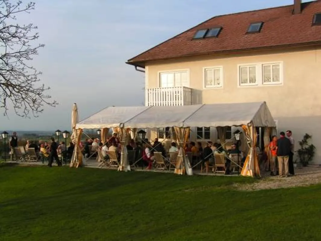 Das 19. Loch ist die Kommunikationsdrehscheibe des Clubs. Die Terrasse verwöhnt mit einem herrlichen Ausblick in das Laudachtal.