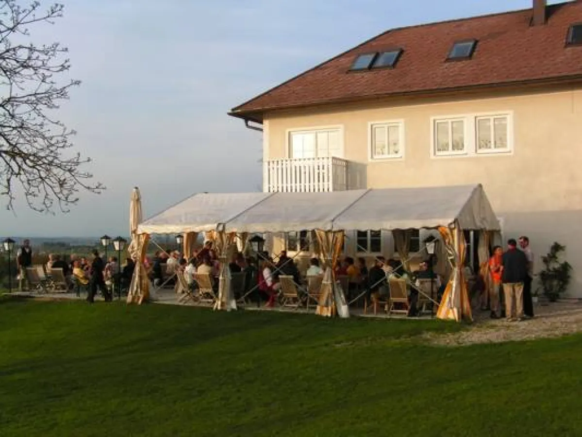 Das 19. Loch ist die Kommunikationsdrehscheibe des Clubs. Die Terrasse verwöhnt mit einem herrlichen Ausblick in das Laudachtal.