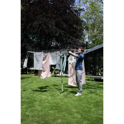 Bild: Der Sommer ist da! Mit Brabantia wird Wäsche jetzt im Freien getrocknet