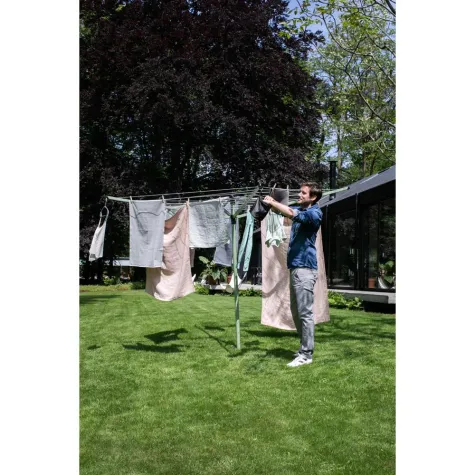 Bild: Der Sommer ist da! Mit Brabantia wird Wäsche jetzt im Freien getrocknet