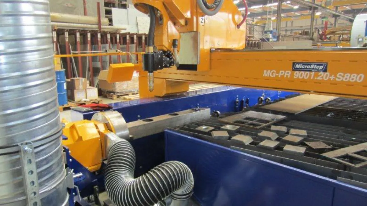 Die integrierte Rohrschneidvorrichtung ermöglicht ein sauberes positionieren von Rohren und Profilen