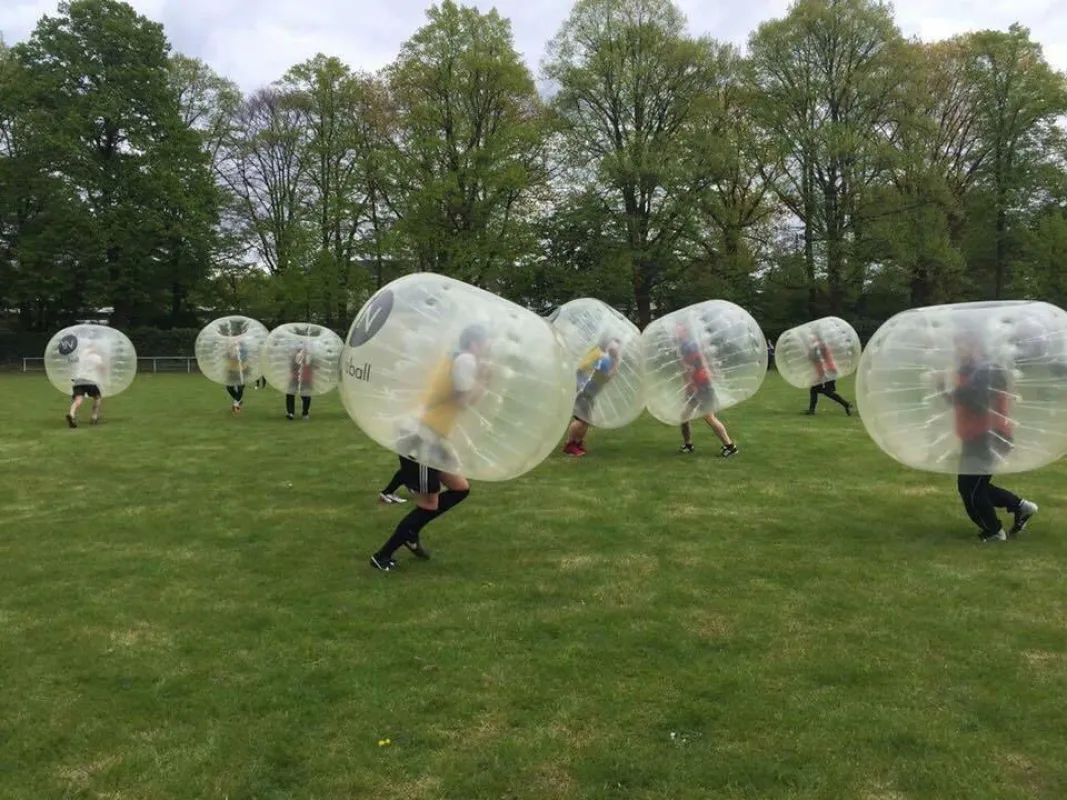 Teambuilding im Ravens-Style: Die Krefeld Ravens spielen Football in sogenannten Bubble Balls.