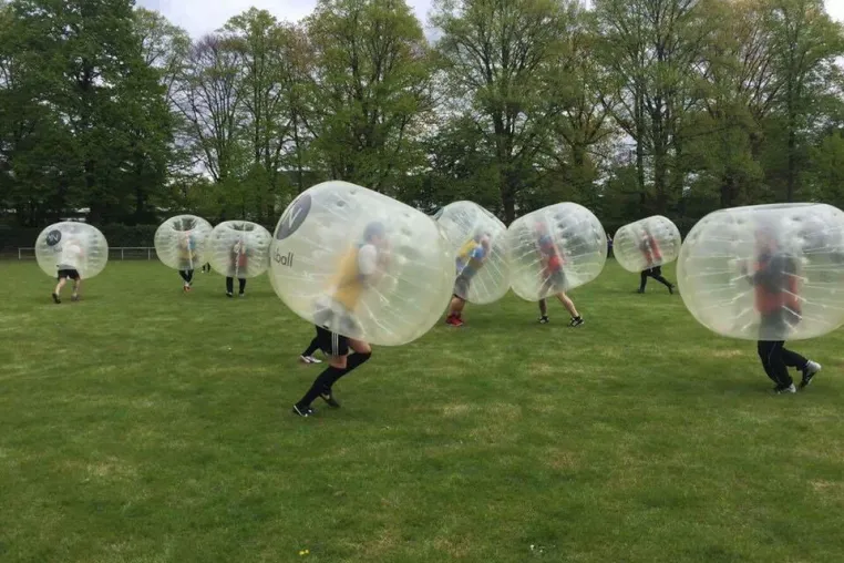 Bild: Teambuilding-Event bei den Krefeld Ravens: Football in der Plastikblase