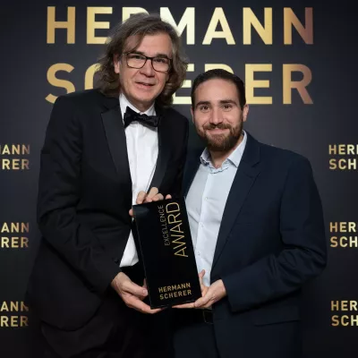 Bild: Frankfurter Versicherungsmakler Salvatore D'Orio gewinnt Excellence Award beim internationalen Speakerslam