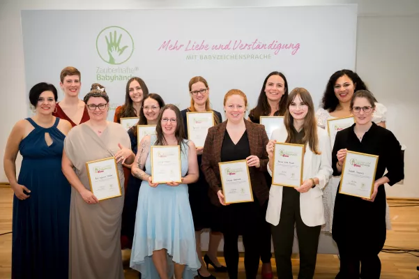 Bild: Größtes Netzwerk für Babyzeichensprache feiert neue Lizenzpartner im Schloss von der Leyen