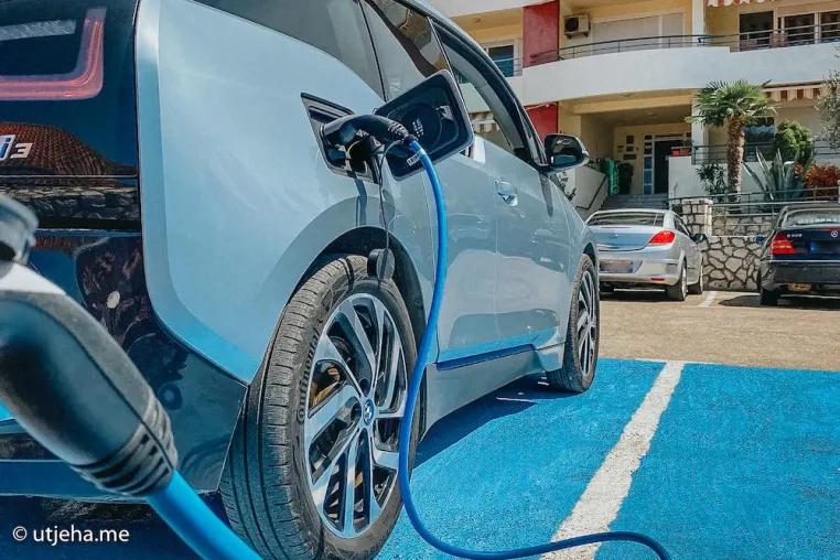 Bild: Einhundert Prozent elektrisch nach Montenegro - Wie urlaubstauglich ist ein Elektroauto?