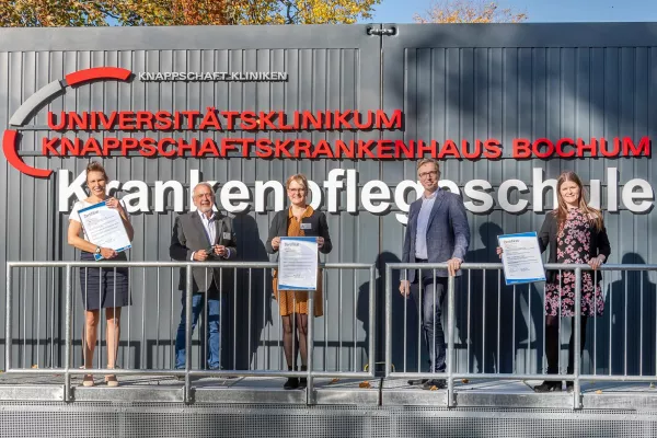 Bild: Pflegeausbildung und Weiterbildung am Knappschaftskrankenhaus ausgezeichnet