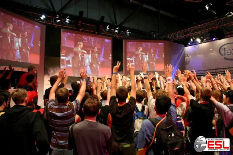 ESL-Umfrage 2007 – "eSportler sind keine Kellerkinder" Bild: ESL-Umfrage 2007 – "eSportler sind keine Kellerkinder"