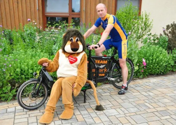 Bild: Benefizaktion von Shark Sportswear - 3000 Kilometer durchs Land radeln und Spenden für Kinderhospiz sammeln
