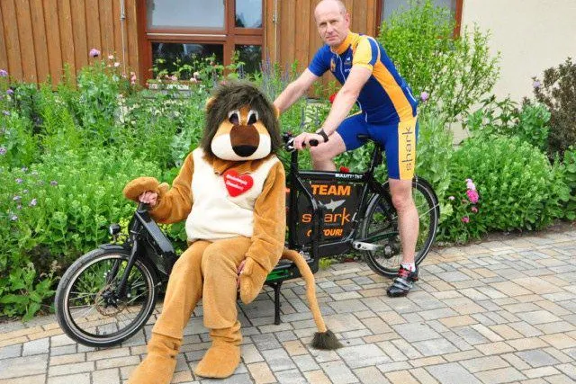 Benefizaktion von Shark Sportswear - 3000 Kilometer durchs Land radeln und Spenden für Kinderhospiz sammeln Bild: Benefizaktion von Shark Sportswear - 3000 Kilometer durchs Land radeln und Spenden für Kinderhospiz sammeln