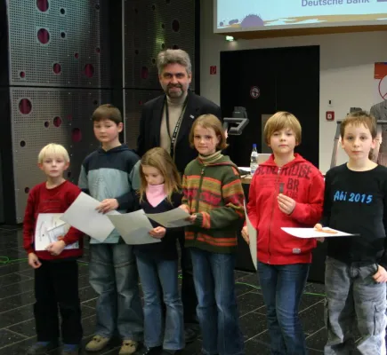 Junior-Studenten der KinderHochschule jagen „Taschengeldgangster“ Bild: Junior-Studenten der KinderHochschule jagen „Taschengeldgangster“