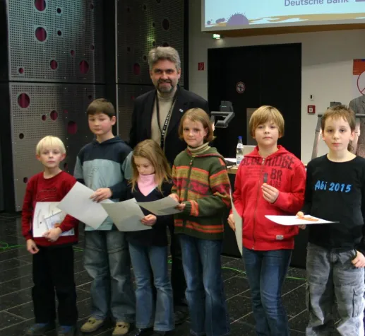 Bild: Junior-Studenten der KinderHochschule jagen „Taschengeldgangster“