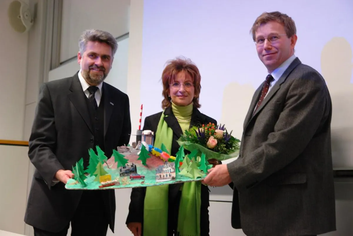 Rektor Prof. Dr. Armin Willingmann (l.) und Dekan Prof. Dr. Martin Wiese (r.) bedankten sich bei Prof. Dr. Karla Henschel für die wertvolle Mitarbeit an der Hochschule Harz