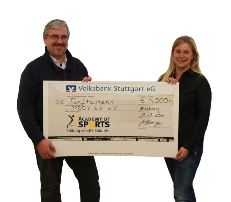 Bild: Academy of Sports übergibt Spende über 5.000 € an PROVIEH - Verein gegen tierquälerische Massentierhaltung