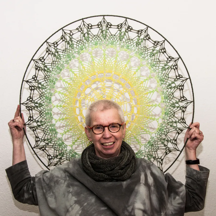 Ute Krugmann mit einer Mandala-Blüte (© Ute Krugmann)