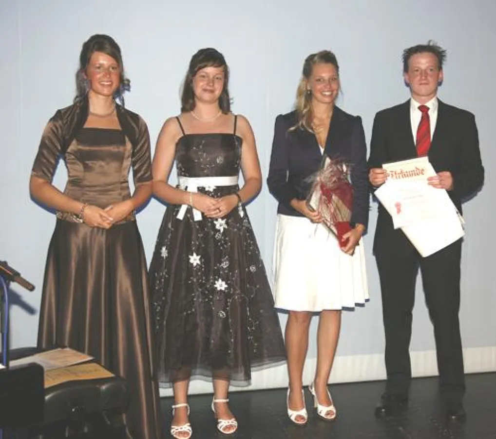 Für besondere Leistungen ausgezeichnet: (v.l.n.r.): Ramona Gerkensmeier, Lena Austrup, Franziska Grabenkamp und Eike Simon Braeuer.