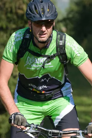 Bild: Ein Mann, Südtirol, die Bikes und der Jagdhof