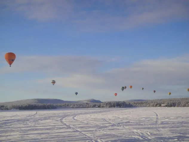 Bild: Bunte Ballons im Schnee