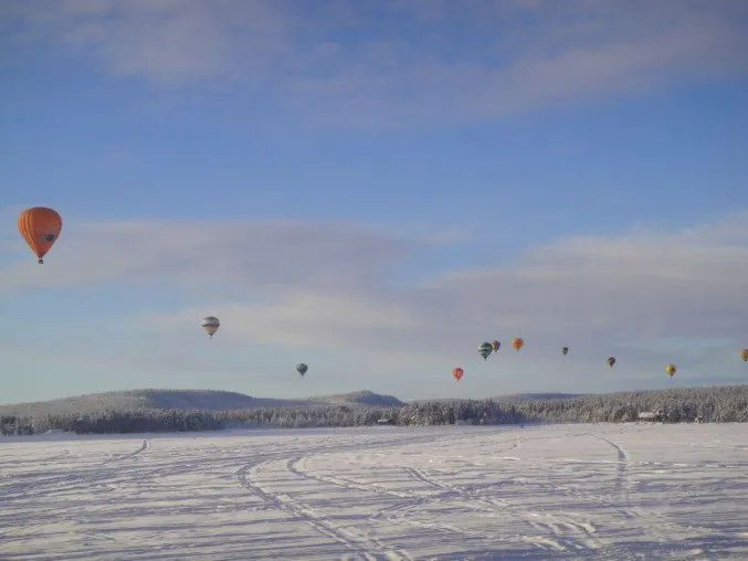 Bild: Bunte Ballons im Schnee
