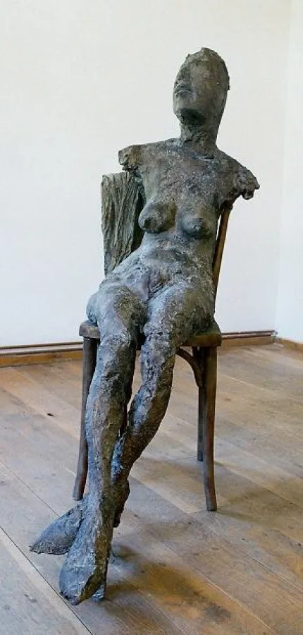 Joachim Dunkel: Weibliche Figur auf Thonetstuhl, 1985, Bronze, 125 x 62 x 120 cm, Foto: Archiv Joachim Dunkel