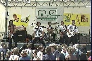 Bild: Nicht nur einfaches Webradio: Rockradio spielt und überträgt Bands Live