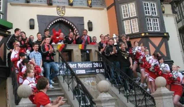 Oberbürgermeister Peter Gaffert empfing Deutschen Meister 2011 im Floorball im Wernigeröder Rathaus Bild: Oberbürgermeister Peter Gaffert empfing Deutschen Meister 2011 im Floorball im Wernigeröder Rathaus