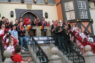 Oberbürgermeister Peter Gaffert empfing Deutschen Meister 2011 im Floorball im Wernigeröder Rathaus Bild: Oberbürgermeister Peter Gaffert empfing Deutschen Meister 2011 im Floorball im Wernigeröder Rathaus