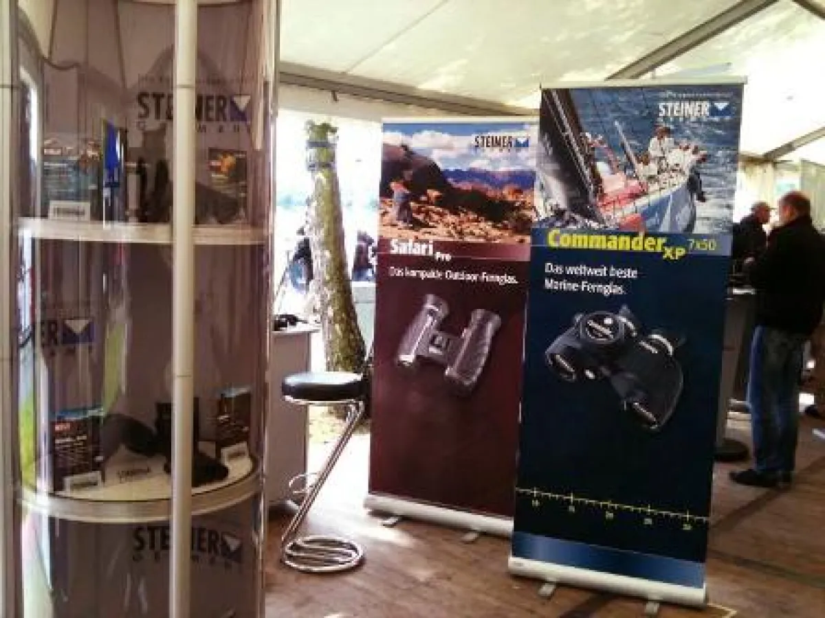 Messevitrine gibt einen guten Blick auf die Ferngläser von STEINER-Optik