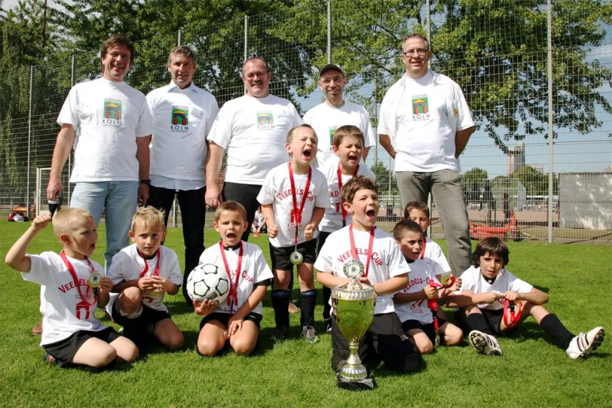 Veedels-Cup 2009 - Der siegreiche RSV Urbach (G-Jugend) mit Vorständen der Wohnungsbaugenossenschaften (Foto: Karin Danne - Foto im Rahmen der Presseberichterstattung zur freien Verwendung)
